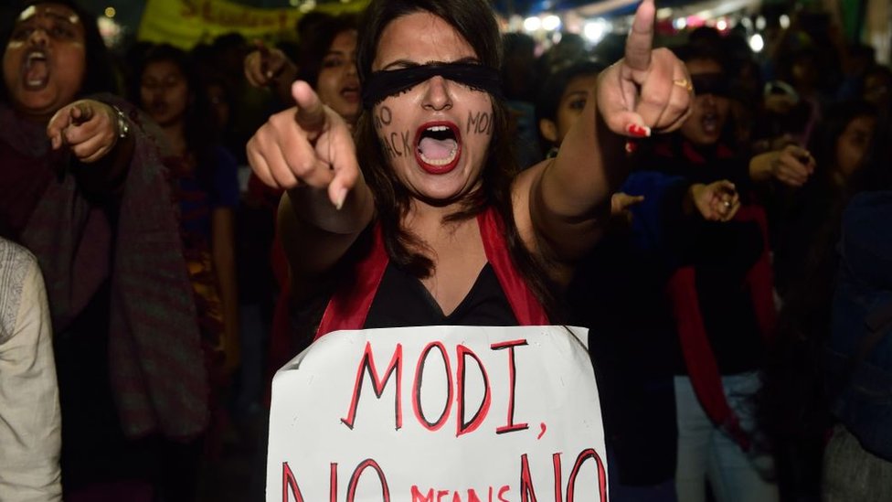 प्रदर्शनकारी महिला प्रदर्शनकारी महिला