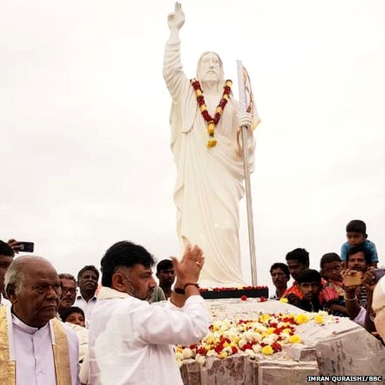ईसा मसीह की मूर्ति का शिलान्यास करते शिवकुमार ईसा मसीह की मूर्ति का शिलान्यास करते शिवकुमार