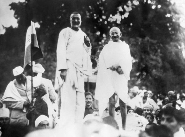 पेशावर में खान अब्दुल गफ्फार खान और महात्मा गांधी एक साथ पेशावर में खान अब्दुल गफ्फार खान और महात्मा गांधी एक साथ