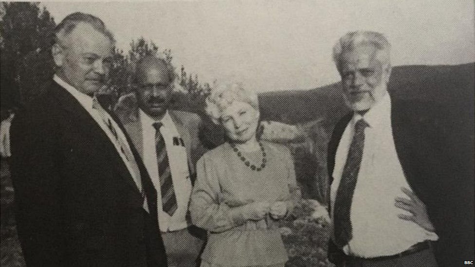 1990 की शुरुआत में रूसी वैज्ञानिकों के साथ नारायणन (दाएं) 1990 की शुरुआत में रूसी वैज्ञानिकों के साथ नारायणन (दाएं)
