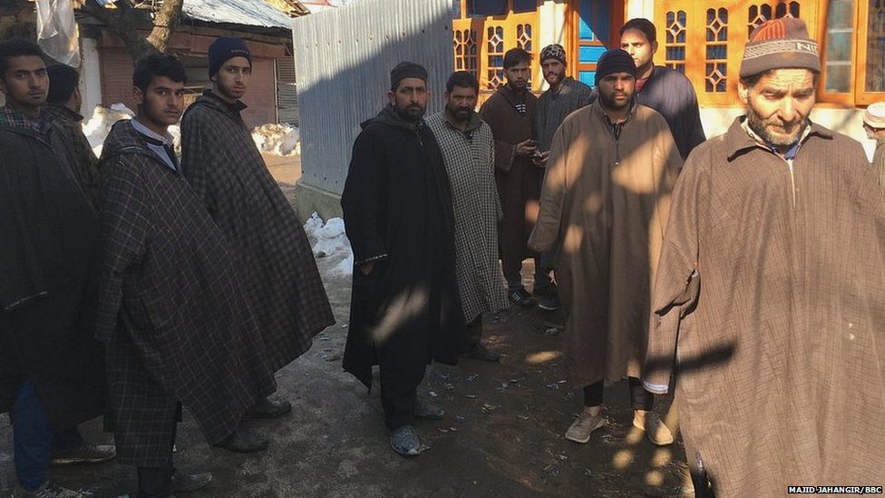 बासित के घर के बाहर जमा लोग बासित के घर के बाहर जमा लोग