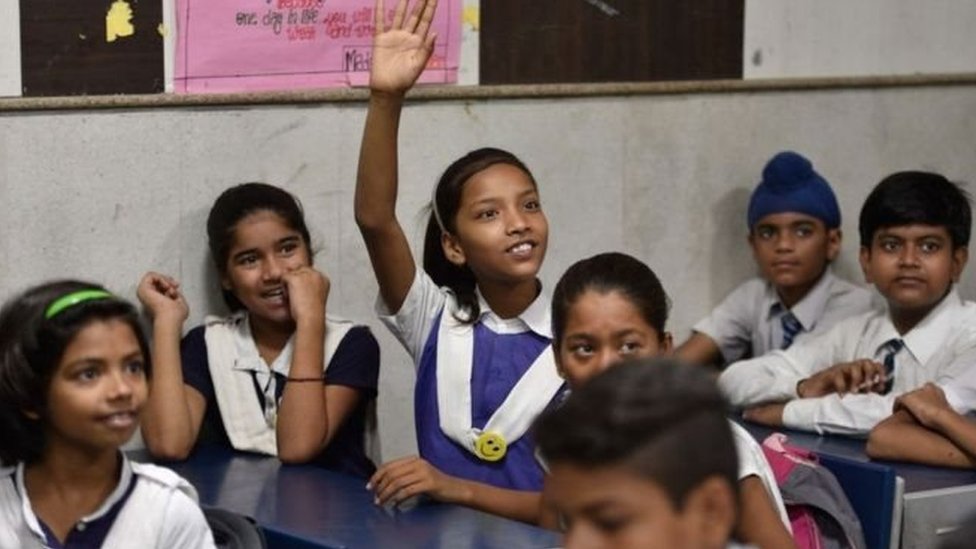 दिल्ली के सरकारी स्कूल में पढ़ाई करते बच्चे दिल्ली के सरकारी स्कूल में पढ़ाई करते बच्चे