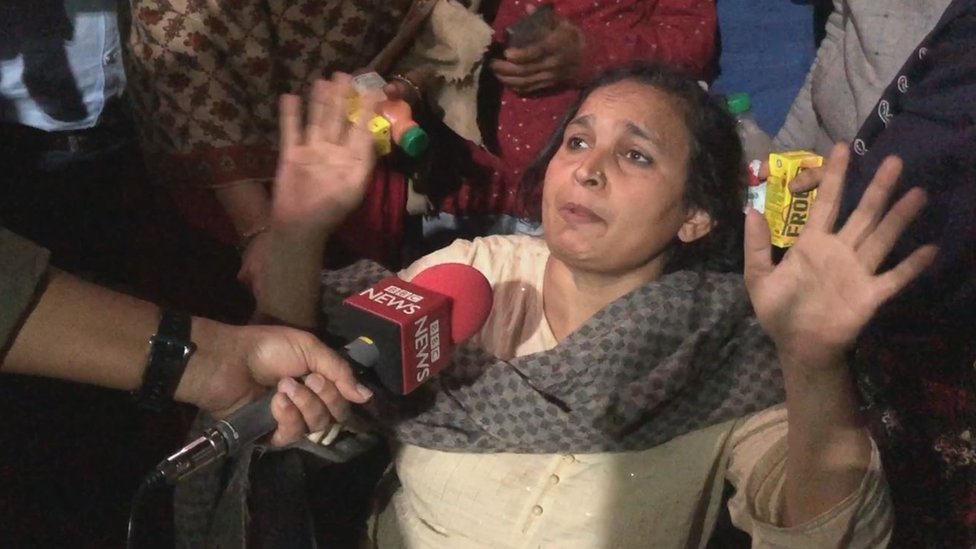 हौज़ रानी में सीएए का विरोध कर रही महिला हौज़ रानी में सीएए का विरोध कर रही महिला