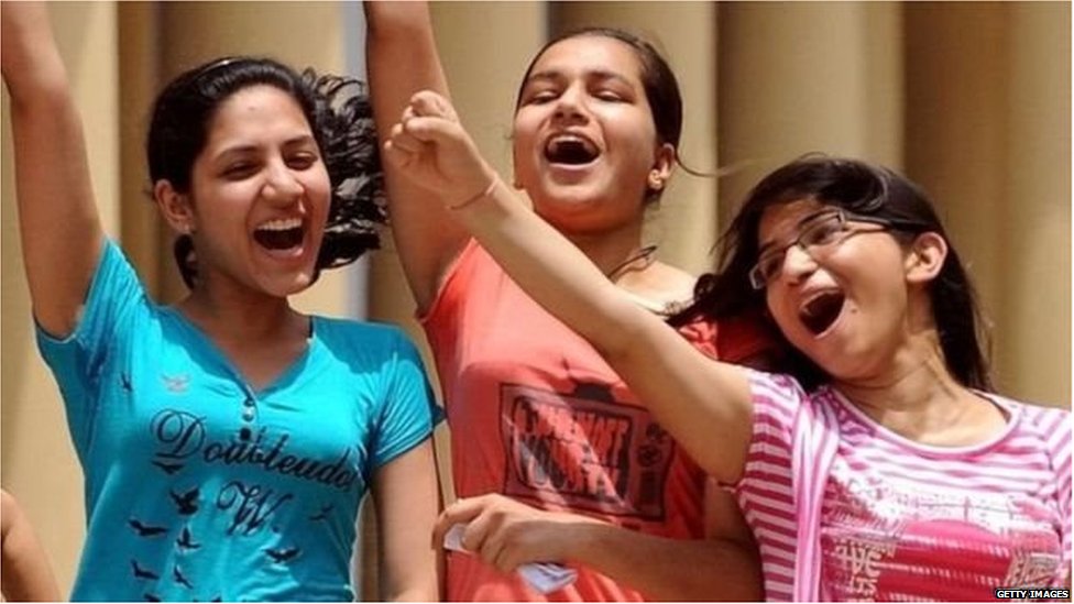 खुशी मनातीं लड़कियां खुशी मनातीं लड़कियां