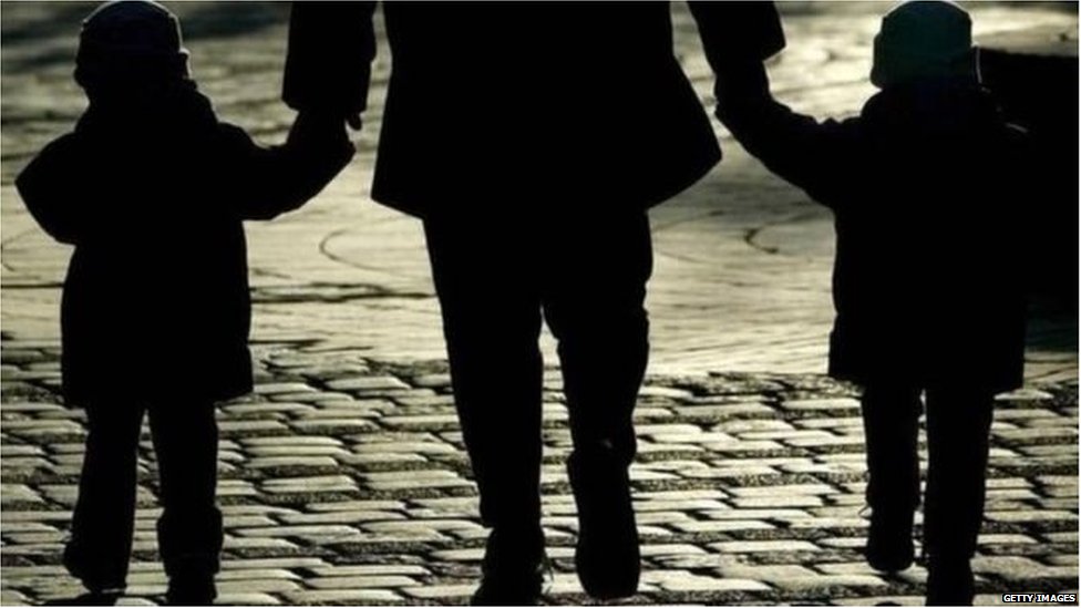 एक पुरुष और दो बच्चों का छायाचित्र एक पुरुष और दो बच्चों का छायाचित्र