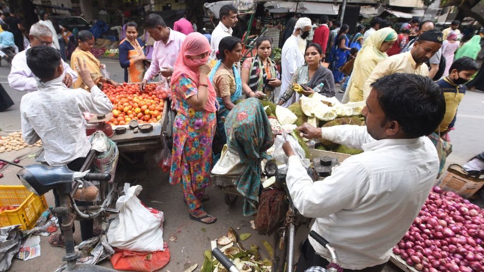 जनता कर्फ़्यू से पहले भी बाज़ारों में अचानक भीड़ बढ़ गई थी जनता कर्फ़्यू से पहले भी बाज़ारों में अचानक भीड़ बढ़ गई थी