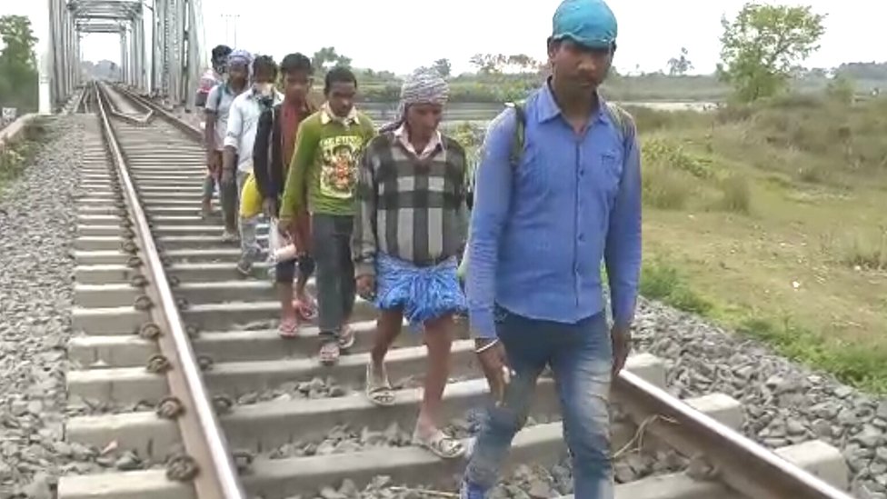 अपने घरे लौटते मज़दूर अपने घरे लौटते मज़दूर