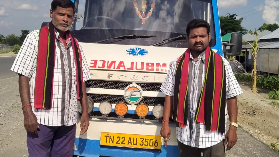एंबुलेंस ड्राइवर जयेंद्रन पेरूमल, साथी ड्राइवर चिन्नाथांबी सेल्लअइया के साथ एंबुलेंस ड्राइवर जयेंद्रन पेरूमल, साथी ड्राइवर चिन्नाथांबी सेल्लअइया के साथ