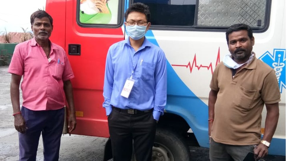 एंबुलेंस ड्राइवर जयेंद्रन पेरूमल, साथी ड्राइवर चिन्नाथांबी सेल्लअइया के साथ. एंबुलेंस ड्राइवर जयेंद्रन पेरूमल, साथी ड्राइवर चिन्नाथांबी सेल्लअइया के साथ.