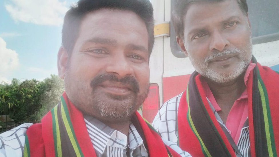 एंबुलेंस ड्राइवर जयेंद्रन पेरूमल, साथी ड्राइवर चिन्नाथांबी सेल्लअइया के साथ एंबुलेंस ड्राइवर जयेंद्रन पेरूमल, साथी ड्राइवर चिन्नाथांबी सेल्लअइया के साथ