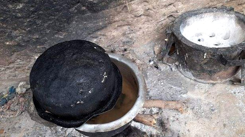 बर्तन में रखे पत्थर बर्तन में रखे पत्थर