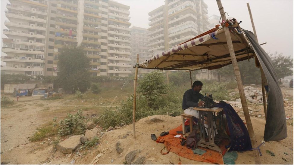 नई दिल्ली में कपड़े सिलता टेलर नई दिल्ली में कपड़े सिलता टेलर