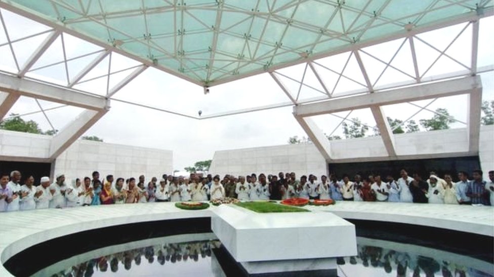 ढाका में संसद परिसर में ज़ियाउर रहमान की क़ब्र ढाका में संसद परिसर में ज़ियाउर रहमान की क़ब्र