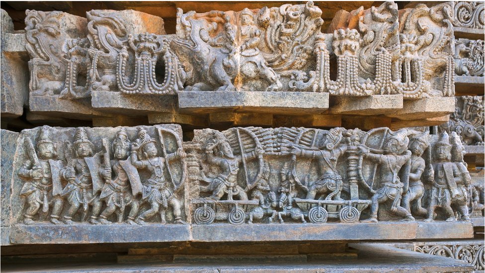कर्नाटक के होयसालेश्वर मंदिर में की दीवारों में अर्जुन और भीष्ट की लड़ाई का एक दृश्य कर्नाटक के होयसालेश्वर मंदिर में की दीवारों में अर्जुन और भीष्ट की लड़ाई का एक दृश्य