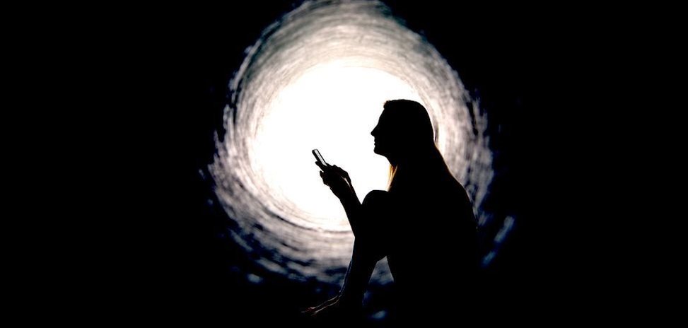 सुरंग के अंदर महिला सुरंग के अंदर महिला