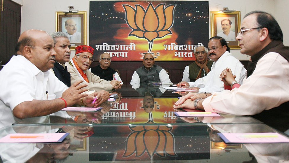 दिसंबर 2008 में बीजेपी के पार्लियामेंट्री बोर्ड की बैठक में तत्कालीन अध्यक्ष राजनाथ सिंह और अन्य वरिष्ठ नेताओं के साथ अरुण जेटली दिसंबर 2008 में बीजेपी के पार्लियामेंट्री बोर्ड की बैठक में तत्कालीन अध्यक्ष राजनाथ सिंह और अन्य वरिष्ठ नेताओं के साथ अरुण जेटली