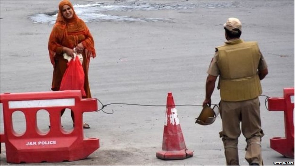 सड़र पर एक महिला और पुलिस अधिकारी सड़र पर एक महिला और पुलिस अधिकारी