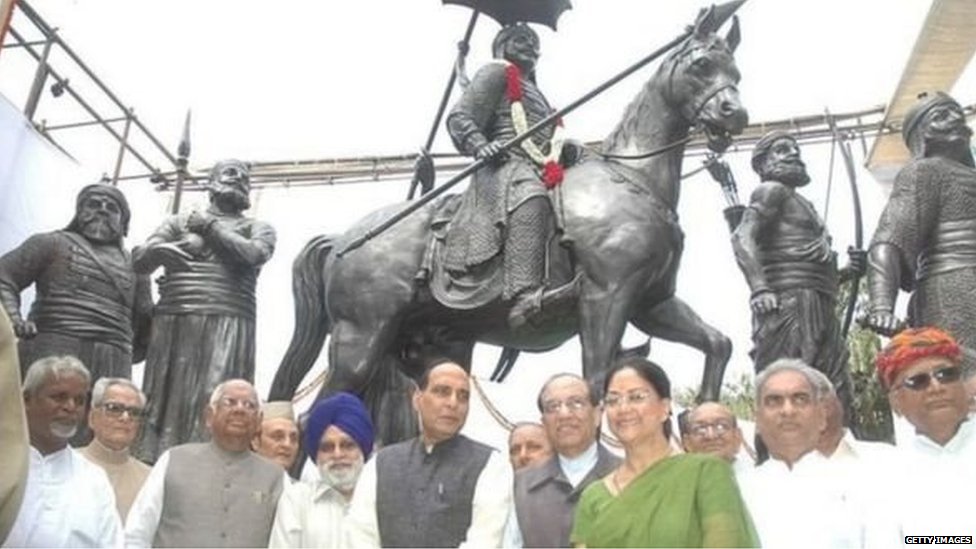 शिवाजी की मूर्ति के सामने बीजेपी नेता शिवाजी की मूर्ति के सामने बीजेपी नेता