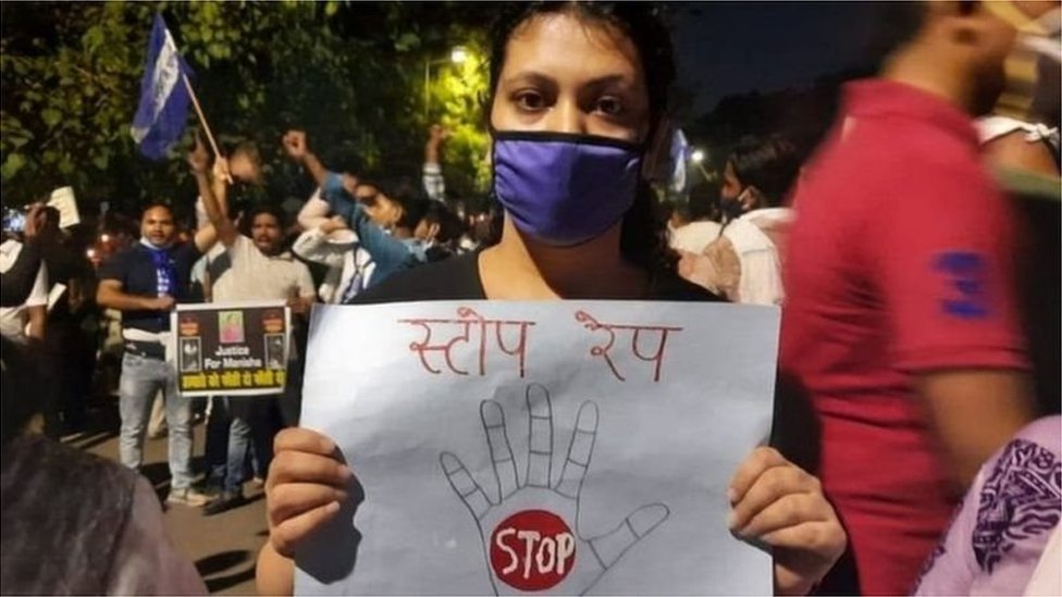 आंदोलन करती महिला आंदोलन करती महिला