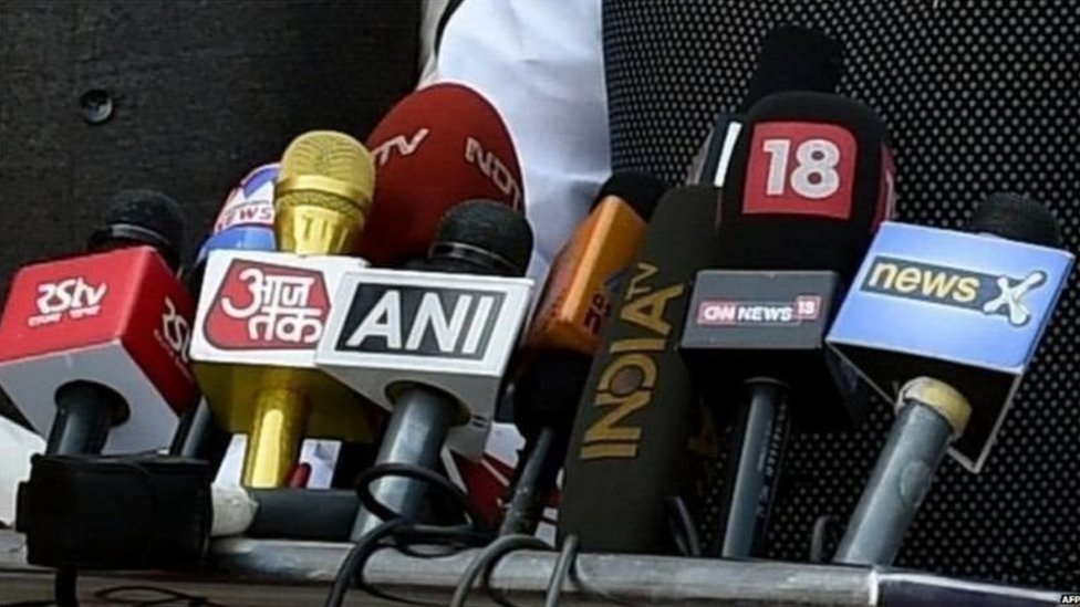 टीवी न्यूज़ चैनलों के आगे क्या सरकार इतनी असहाय है टीवी न्यूज़ चैनलों के आगे क्या सरकार इतनी असहाय है