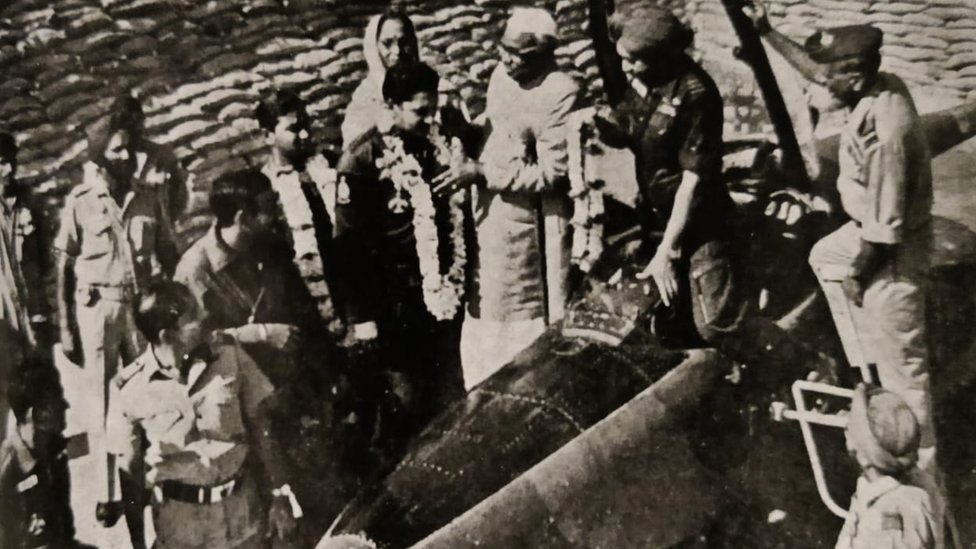 भारतीय पायलटों का स्वागत करते तत्कालिन रक्षा मंत्री जगजीवन राम भारतीय पायलटों का स्वागत करते तत्कालिन रक्षा मंत्री जगजीवन राम