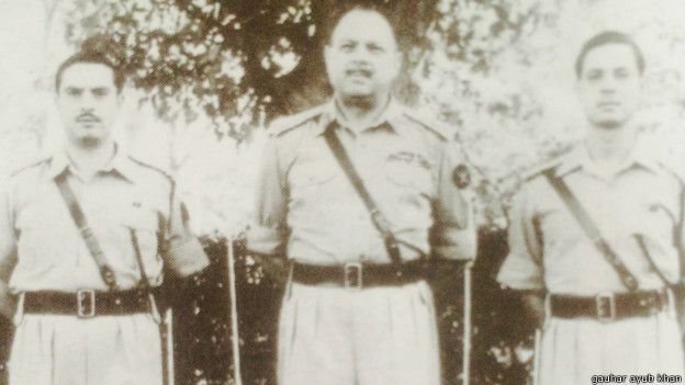 जनरल अयूब ख़ान अपने दोनों बेटों के साथ जनरल अयूब ख़ान अपने दोनों बेटों के साथ
