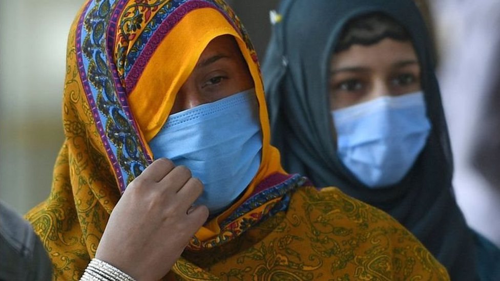 कोरोना वायरस: पाकिस्तान अभी तक वैक्सीन की ख़रीददारी का समझौता क्यों नहीं कर पाया? कोरोना वायरस: पाकिस्तान अभी तक वैक्सीन की ख़रीददारी का समझौता क्यों नहीं कर पाया?