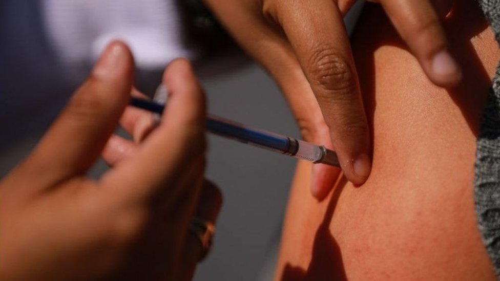 पाकिस्तान अभी तक वैक्सीन की ख़रीददारी का समझौता क्यों नहीं कर पाया? पाकिस्तान अभी तक वैक्सीन की ख़रीददारी का समझौता क्यों नहीं कर पाया?
