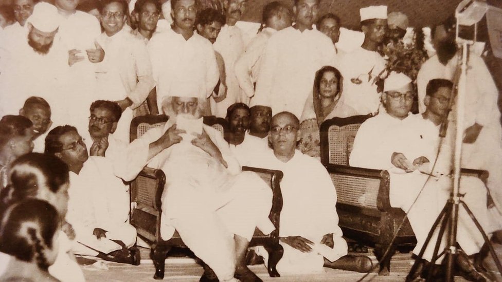 रविंद्रनाथ टैगोर के साथ सुभाष के भाई शरद चंद्र बोस और सुभाष रविंद्रनाथ टैगोर के साथ सुभाष के भाई शरद चंद्र बोस और सुभाष