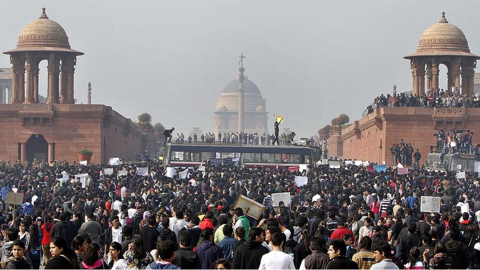 23 वर्षीय पारामेडिकल स्टूडेंट से 22 दिसंबर 2012 को दिल्ली में एक चलती बस में गैंग रेप के बाद राजधानी के विजय चौक पर विरोध प्रदर्शन में उमड़ा लोगों का सैलाब 23 वर्षीय पारामेडिकल स्टूडेंट से 22 दिसंबर 2012 को दिल्ली में एक चलती बस में गैंग रेप के बाद राजधानी के विजय चौक पर विरोध प्रदर्शन में उमड़ा लोगों का सैलाब