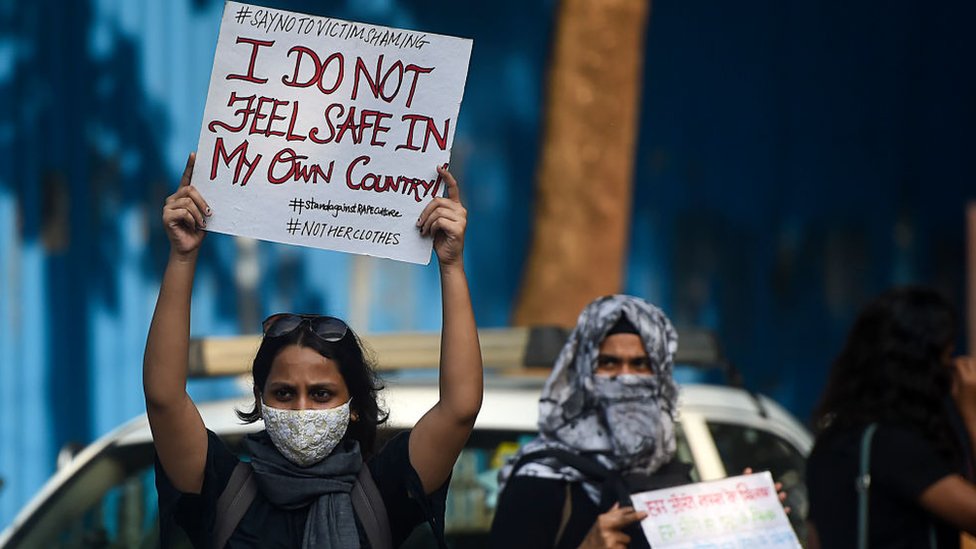 उत्तर प्रदेश में हाथरस ज़िले के बूल गढ़ी गाँव में रेप के विरोध में हाथों में तख्तियाँ लेकर प्रदर्शन करते लोग. तस्वीर- अक्तूबर 2020 उत्तर प्रदेश में हाथरस ज़िले के बूल गढ़ी गाँव में रेप के विरोध में हाथों में तख्तियाँ लेकर प्रदर्शन करते लोग. तस्वीर- अक्तूबर 2020