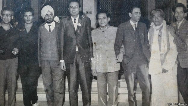 1970 में गवर्नमेंट कॉलेज लुधियाना गोल्डन जुबली कार्यक्रम में साहिर लुधियानवी (बाएं से चौथे) और जां निसार अख़्तर (दाएं से दूसरे). 1970 में गवर्नमेंट कॉलेज लुधियाना गोल्डन जुबली कार्यक्रम में साहिर लुधियानवी (बाएं से चौथे) और जां निसार अख़्तर (दाएं से दूसरे).