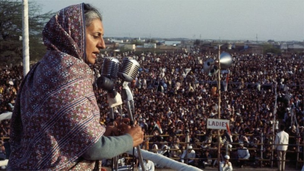 मार्च 1971 की इस तस्वीर में प्रधानमंत्री इंदिरा गांधी दिल्ली में एक रैली को संबोधित कर रही हैं मार्च 1971 की इस तस्वीर में प्रधानमंत्री इंदिरा गांधी दिल्ली में एक रैली को संबोधित कर रही हैं