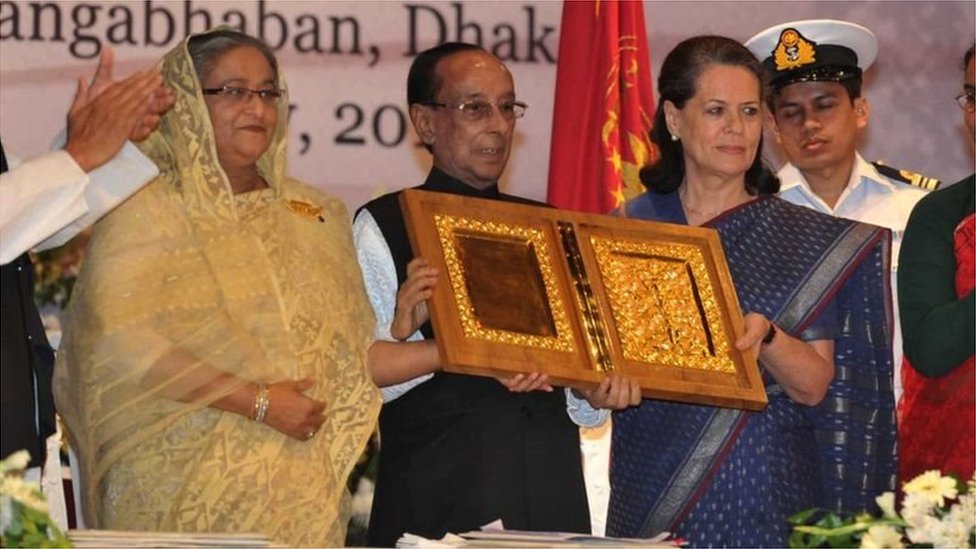 ढाका में 2011 में ली गई इस तस्वीर में सोनिया गांधी बांग्लादेशी की तरफ़ से इंदिरा गांधी के लिए सम्मान प्राप्त कर रही हैं ढाका में 2011 में ली गई इस तस्वीर में सोनिया गांधी बांग्लादेशी की तरफ़ से इंदिरा गांधी के लिए सम्मान प्राप्त कर रही हैं