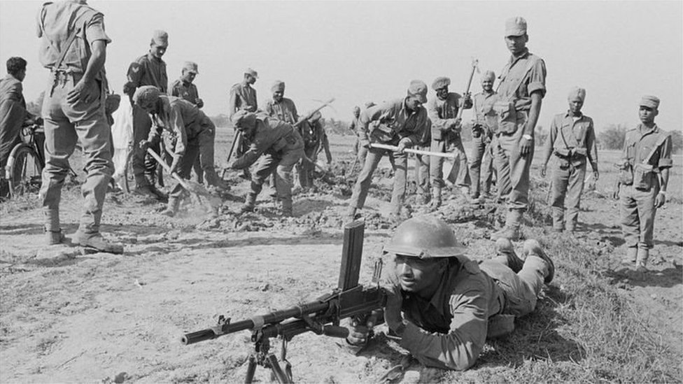 1971 के युद्ध में हिस्सा लेने की तैयारी कर रहे भारतीय सैन्य बल 1971 के युद्ध में हिस्सा लेने की तैयारी कर रहे भारतीय सैन्य बल