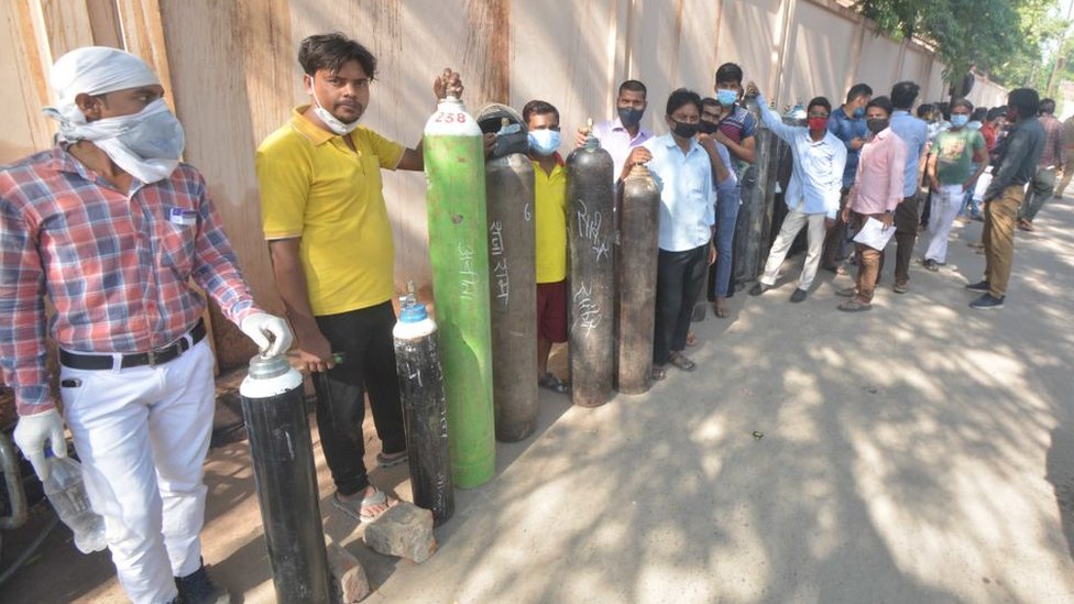 ऑक्सीजन सिलेंडर के लिए लोगों की कतारें ऑक्सीजन सिलेंडर के लिए लोगों की कतारें