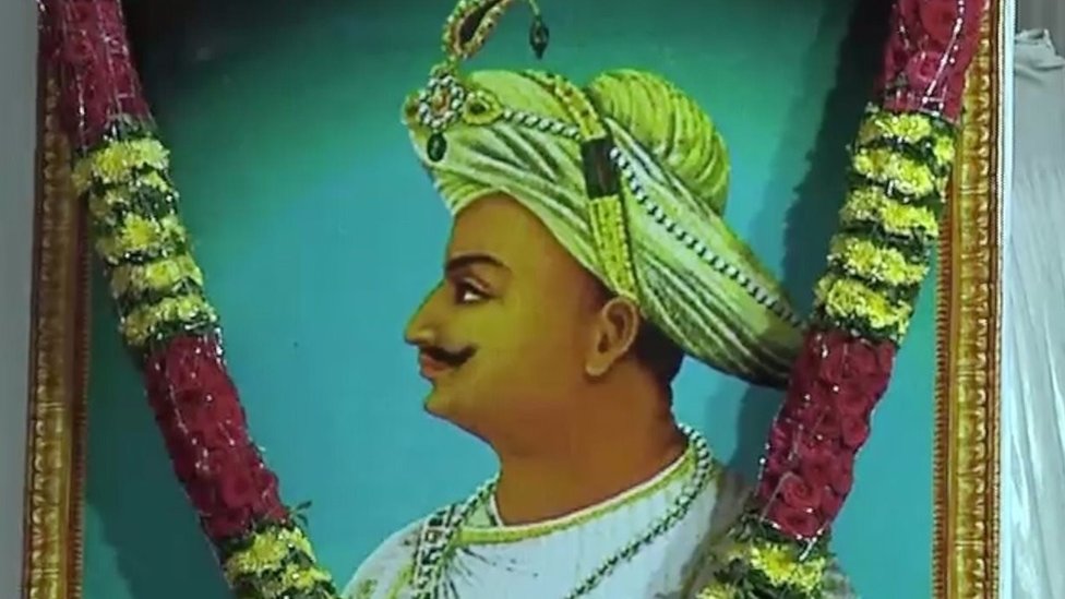 कांग्रेस सरकार ने टीपू सुल्तान को एक हीरो के तौर पर पेश किया और उनकी जयंती मनाने का फ़ैसला भी किया था कांग्रेस सरकार ने टीपू सुल्तान को एक हीरो के तौर पर पेश किया और उनकी जयंती मनाने का फ़ैसला भी किया था