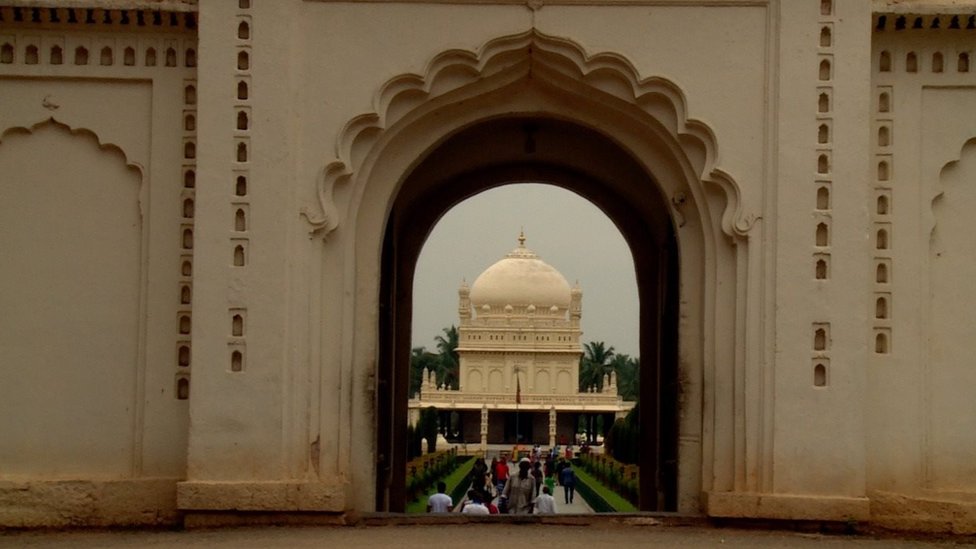 श्रीरंगपट्टनम में बहुत से लोग टीपू सुल्तान का मकबरा देखने आते हैं श्रीरंगपट्टनम में बहुत से लोग टीपू सुल्तान का मकबरा देखने आते हैं