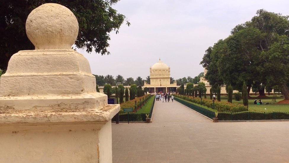 टीपू सुल्तान मैसूर से लगभग 15 किलोमीटर की दूरी पर श्रीरंगपट्टनम में एक सुंदर मकबरे में अपने पिता हैदर अली और माँ फ़ातिमा फ़ख़रुन्निसा के बाज़ू में दफन हैं टीपू सुल्तान मैसूर से लगभग 15 किलोमीटर की दूरी पर श्रीरंगपट्टनम में एक सुंदर मकबरे में अपने पिता हैदर अली और माँ फ़ातिमा फ़ख़रुन्निसा के बाज़ू में दफन हैं