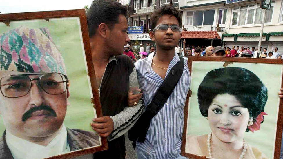 महाराजा बीरेंद्र और महारानी एश्वर्य की तस्वीरें लिए उनके युवा समर्थक महाराजा बीरेंद्र और महारानी एश्वर्य की तस्वीरें लिए उनके युवा समर्थक