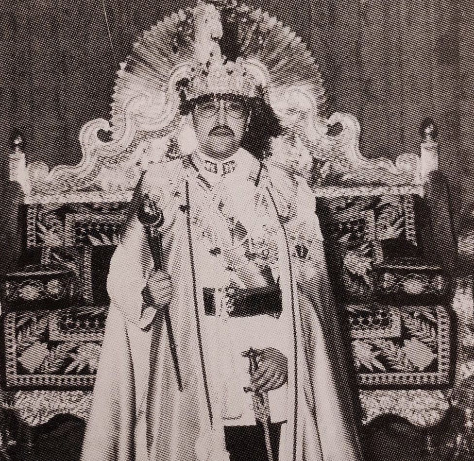 शाही सिंहासन के आगे खड़े महाराजा बीरेंद्र शाही सिंहासन के आगे खड़े महाराजा बीरेंद्र