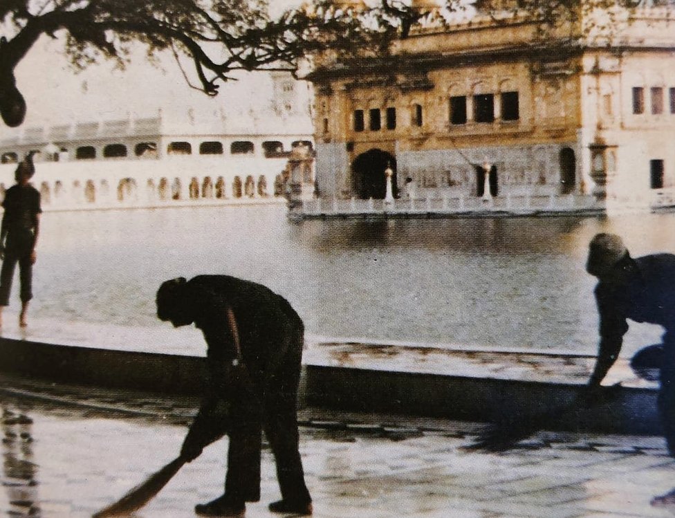 ऑपरेशन ब्लूस्टार के बाद स्वर्ण मंदिर की सफाई करते सैनिक ऑपरेशन ब्लूस्टार के बाद स्वर्ण मंदिर की सफाई करते सैनिक