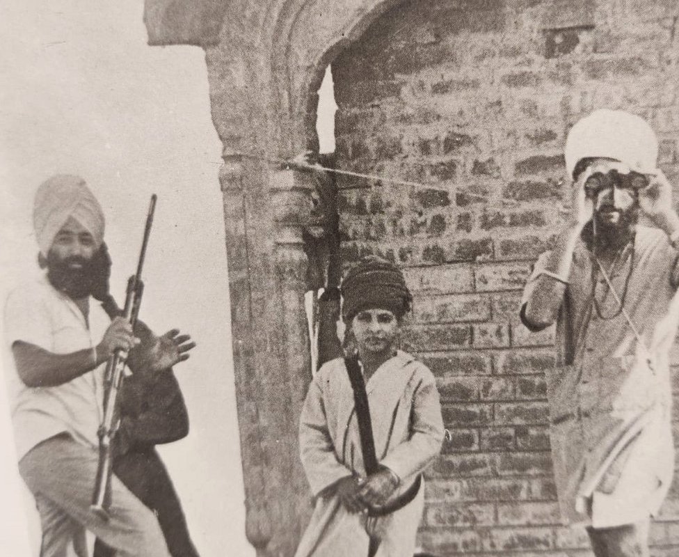 स्वर्ण मंदिर के ऊपर चढ़े सिख चरमपंथी स्वर्ण मंदिर के ऊपर चढ़े सिख चरमपंथी