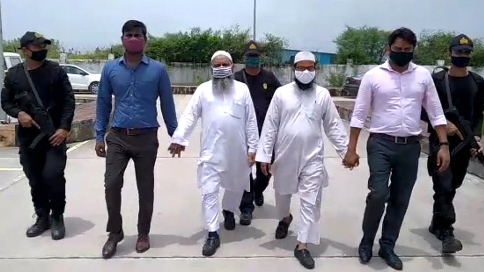 धर्म परिवर्तन करवाने के आरोप में यूपी एटीएस ने दो धर्मगुरुओं को गिरफ़्तार किया धर्म परिवर्तन करवाने के आरोप में यूपी एटीएस ने दो धर्मगुरुओं को गिरफ़्तार किया