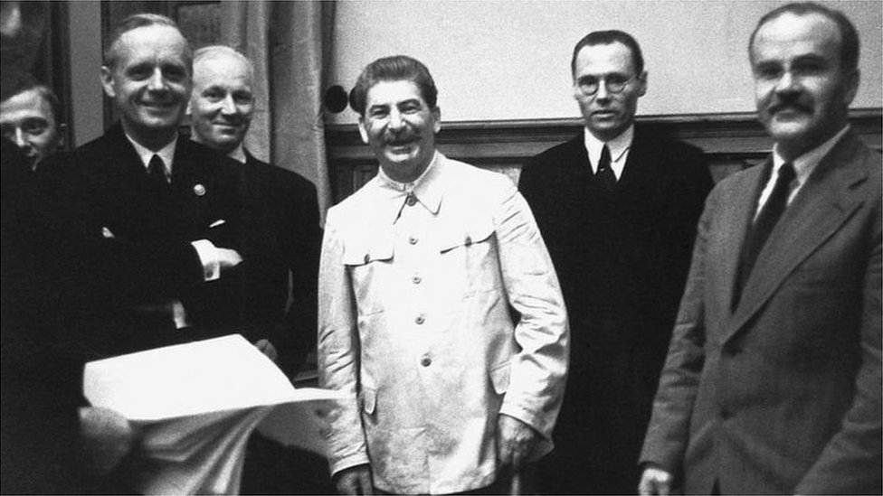 23 अगस्त, 1939 को समझौते पर हस्ताक्षर के दौरान जोआचिम वॉन रिबेंट्रोप (बाएँ), स्टालिन और वियाचेस्लाव मोलोटोव (दाएँ) 23 अगस्त, 1939 को समझौते पर हस्ताक्षर के दौरान जोआचिम वॉन रिबेंट्रोप (बाएँ), स्टालिन और वियाचेस्लाव मोलोटोव (दाएँ)