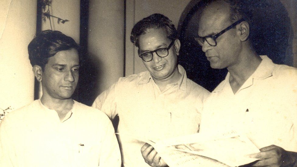 तस्वीर में सबसे बाईं ओर हैं भूपेश गुप्त और सबसे दाईं ओर अख़बार हाथ में लिए मशहूर वामपंथी नेता अजय घोष तस्वीर में सबसे बाईं ओर हैं भूपेश गुप्त और सबसे दाईं ओर अख़बार हाथ में लिए मशहूर वामपंथी नेता अजय घोष