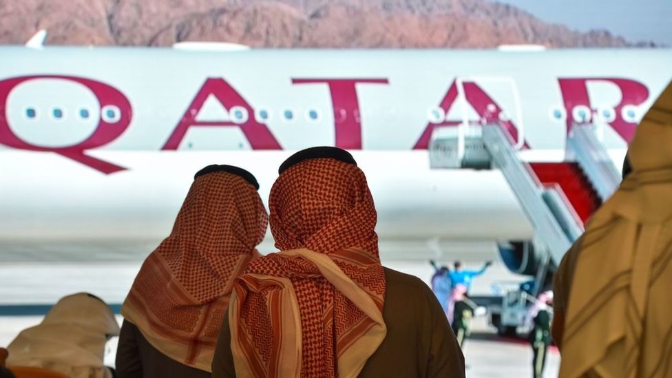 Journalists watch the arrival of Qatars envoy ahead of the 41st Gulf Cooperation Council (GCC) summit in the Saudi city of al-Ula (5 January 2021) Journalists watch the arrival of Qatars envoy ahead of the 41st Gulf Cooperation Council (GCC) summit in the Saudi city of al-Ula (5 January 2021)