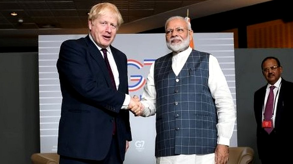 मोदी और जॉनसन का पोस्टर मोदी और जॉनसन का पोस्टर