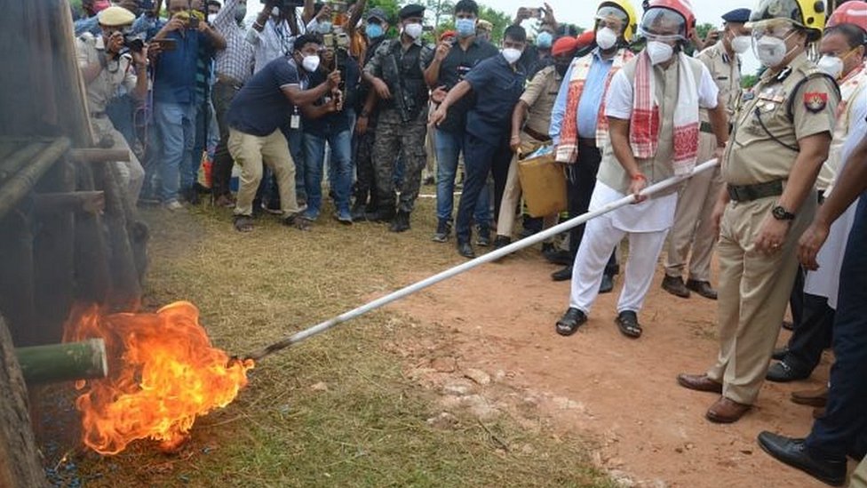 ज़ब्त किए ड्रग्स को आग लगाते हिमंत बिस्व सरमा ज़ब्त किए ड्रग्स को आग लगाते हिमंत बिस्व सरमा