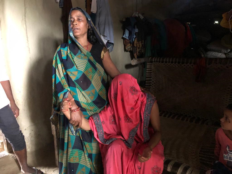 सोनू की पत्नी (पर्दे में) और मां का रो-रो कर बुरा हाल है सोनू की पत्नी (पर्दे में) और मां का रो-रो कर बुरा हाल है